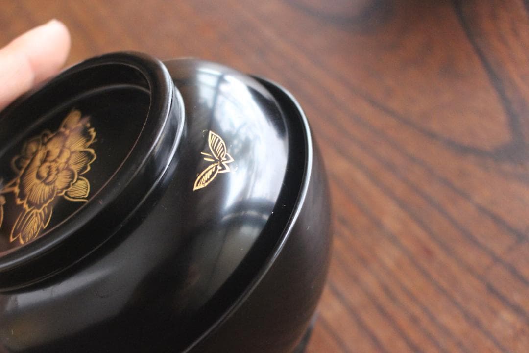 極小保管傷1箇所のみ！時代黒漆に牡丹沈金の映えるお椀２点（検輪島塗沈金椀