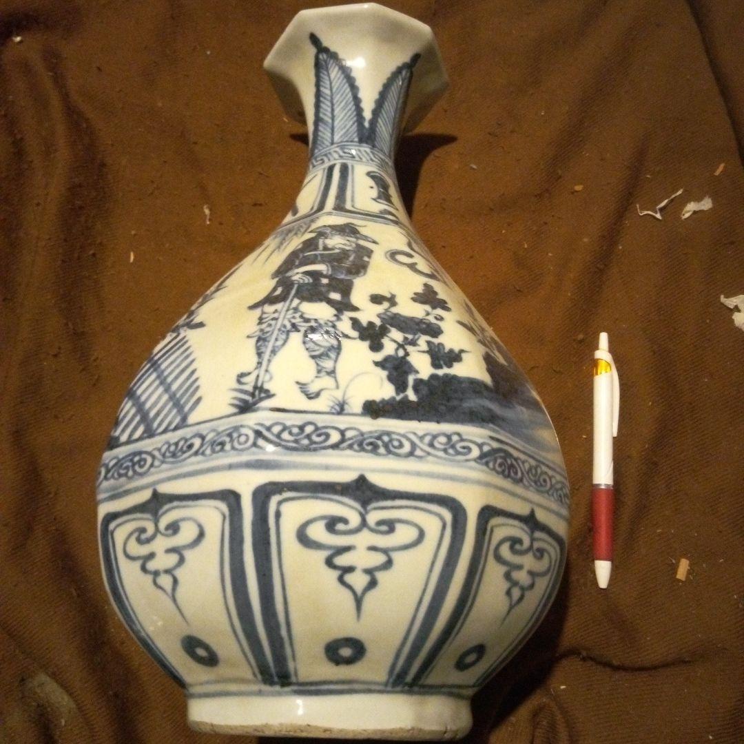 中国陶磁器　元染付　青白磁の花瓶 人物と植物の絵柄