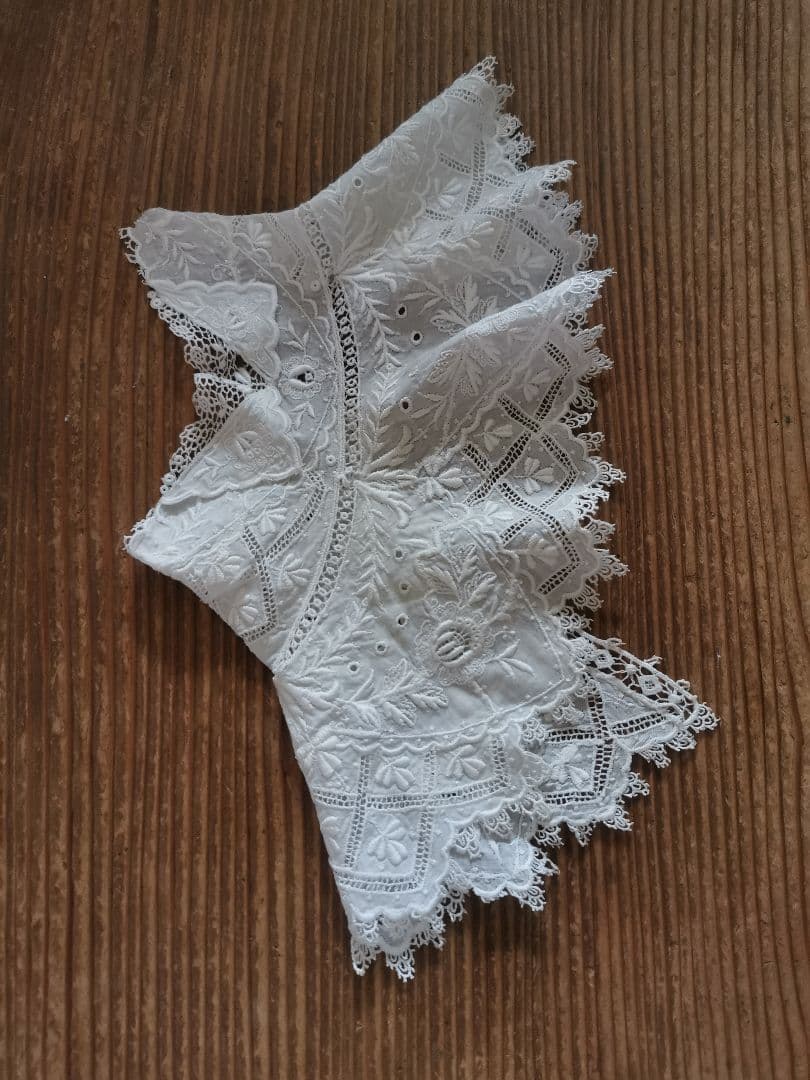 アンティーク ギュピールレース 盛り上げ三つ葉刺繍カフス ドール用付け襟 ケープ