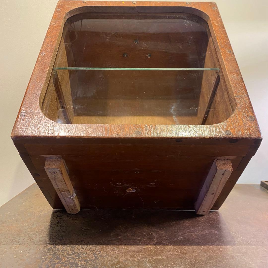 扉と持ち手の付いた古い二段ガラスケース アンティーク