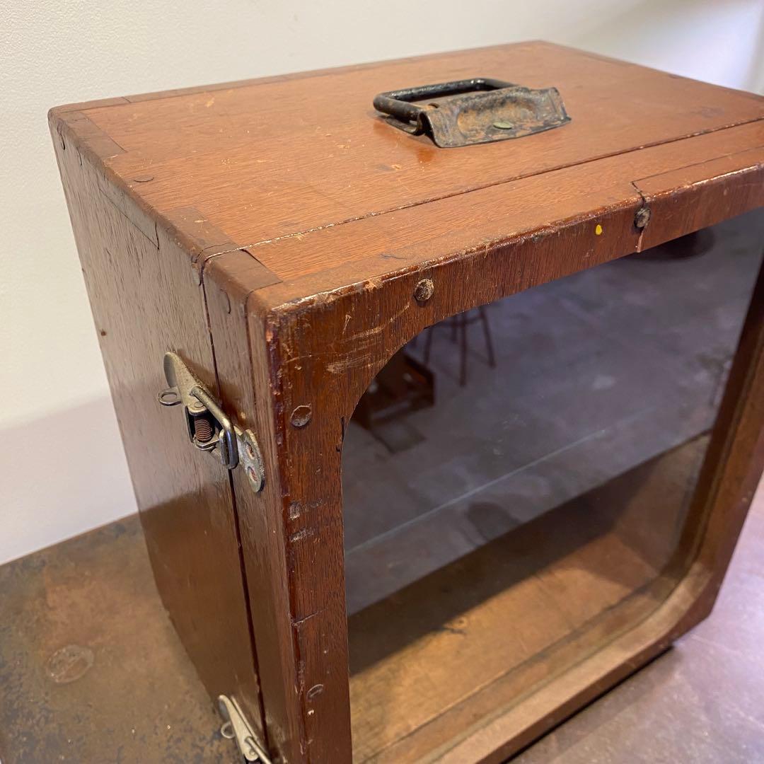 扉と持ち手の付いた古い二段ガラスケース アンティーク