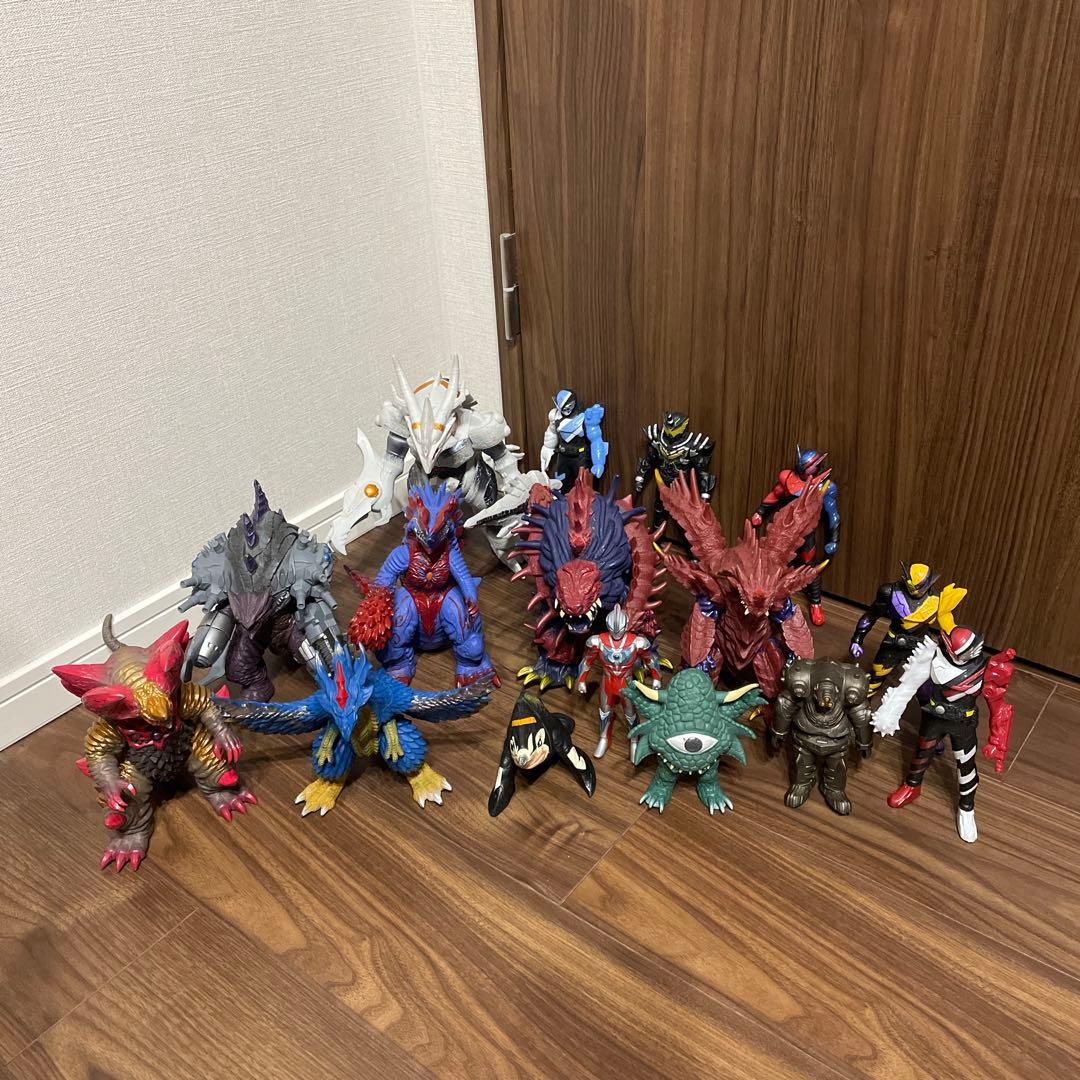 【送料無料】ウルトラマン&怪獣&仮面ライダー16体セット