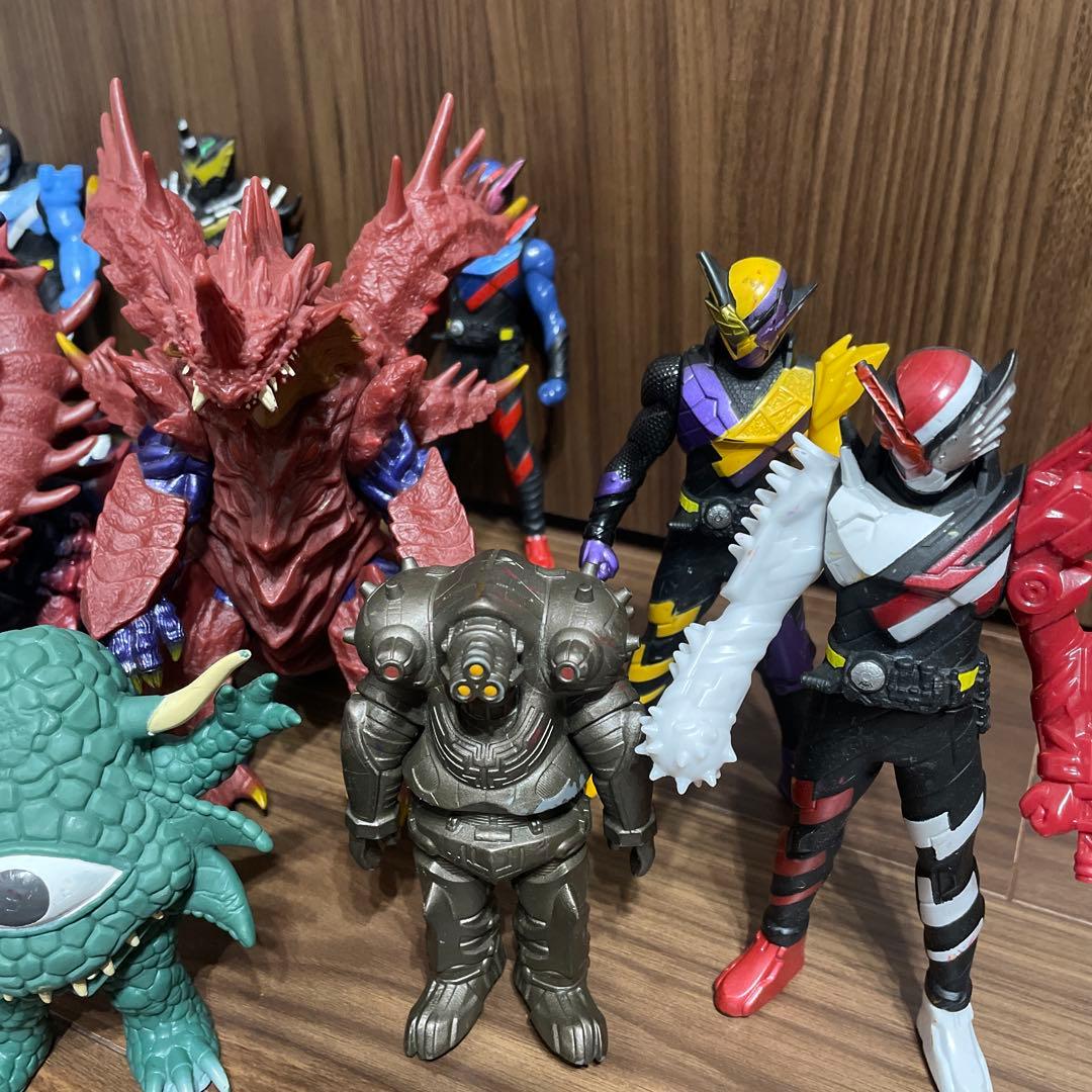 【送料無料】ウルトラマン&怪獣&仮面ライダー16体セット