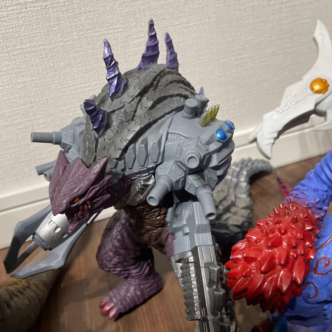 【送料無料】ウルトラマン&怪獣&仮面ライダー16体セット