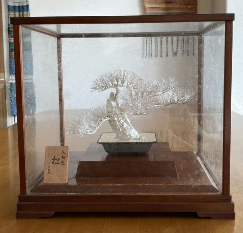 純銀製松の木彫刻 ガラスケース付き