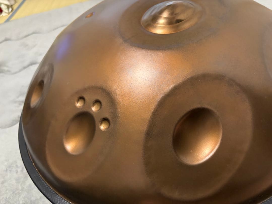 ブラックアンブレラのミュータントハンドパン　F♯ローマニアンヒザズ