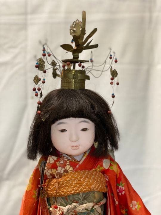 冠をつけた市松人形　　　20211080   な