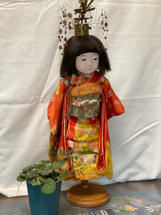 冠をつけた市松人形　　　20211080   な