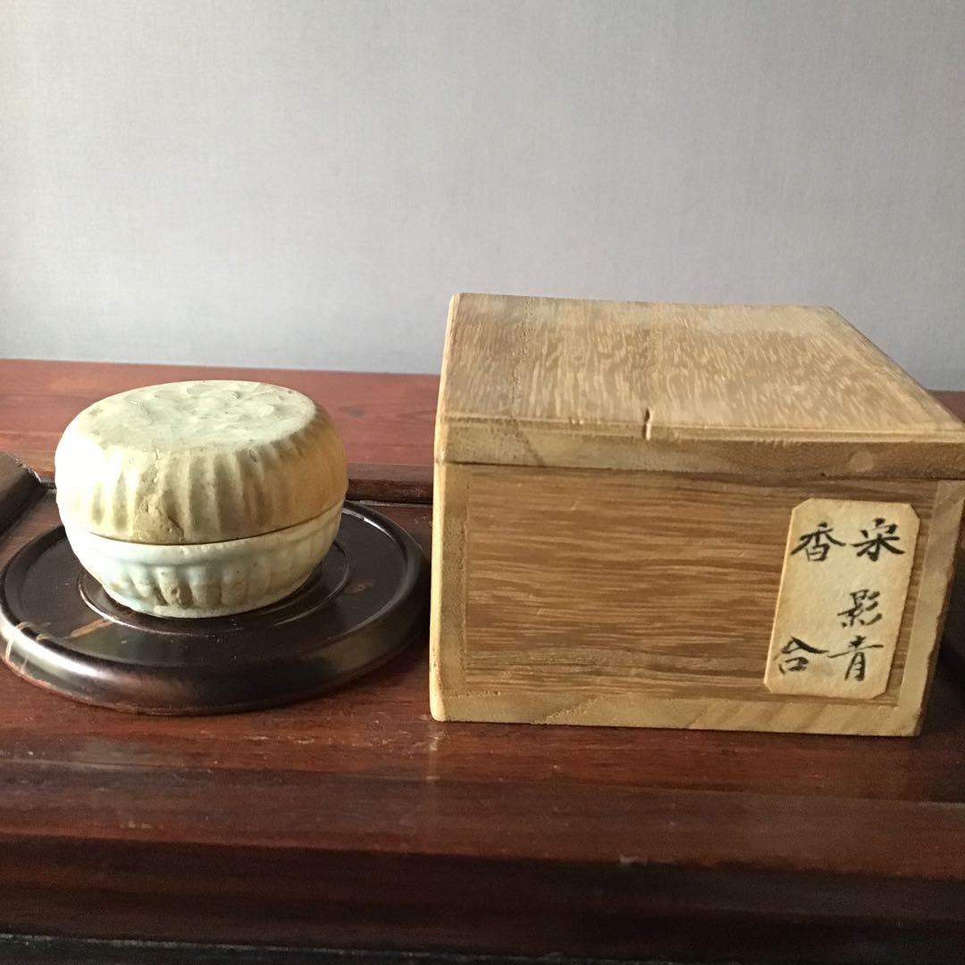 宋　青白磁　陽刻花　香合