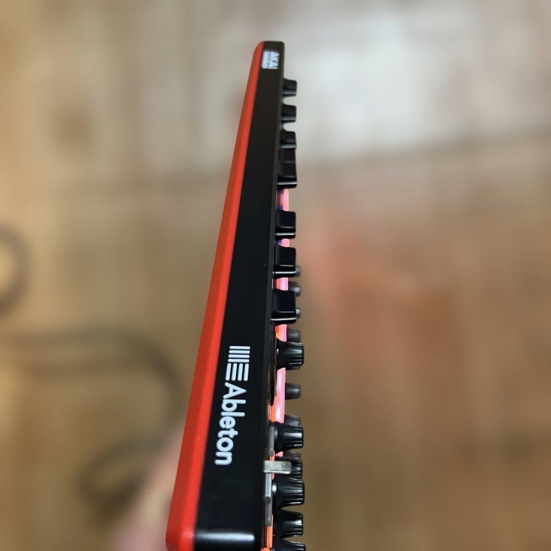 AKAI APC40 MIDIコントローラー中古品です。