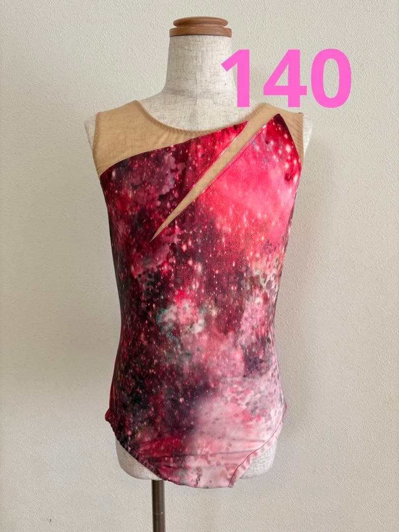 140バトン衣装　赤系プリント生地