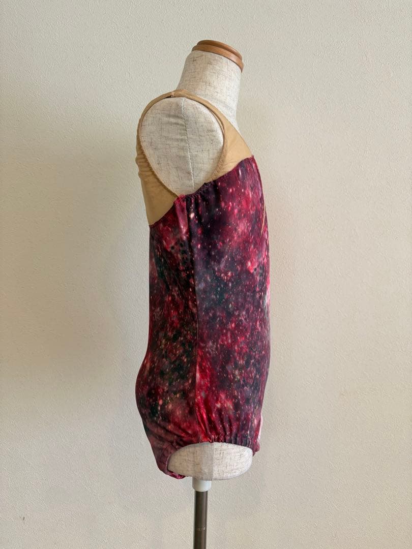 140バトン衣装　赤系プリント生地