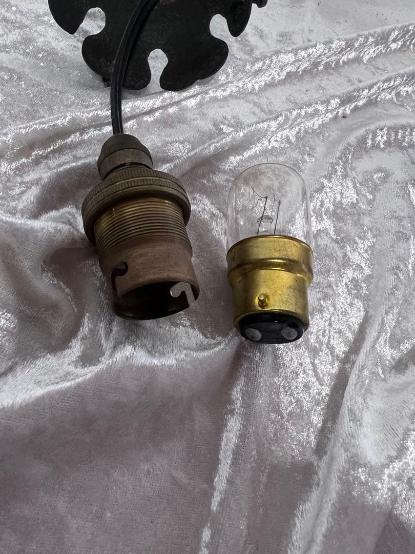 ランプ　ミューラー　アールヌーヴォー　スタンドランプ　台は鉄　渦巻のデザイン