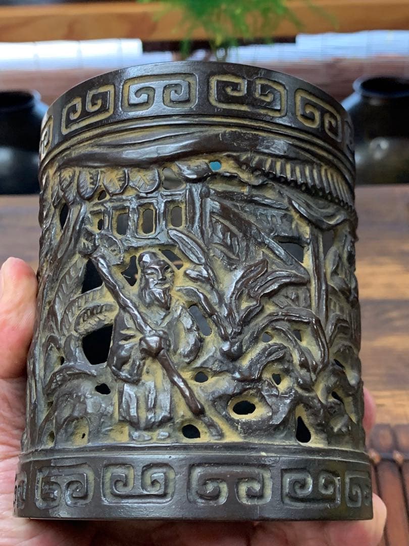 中国？ビンテージ　真鍮製　繊細な透かし彫り　仏閣仙人　筆立　一点物