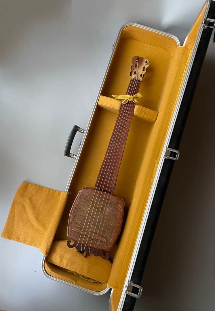 超個性派フレットレスギター　三味線ボディ×魚皮張り　ショートスケール　ケース付