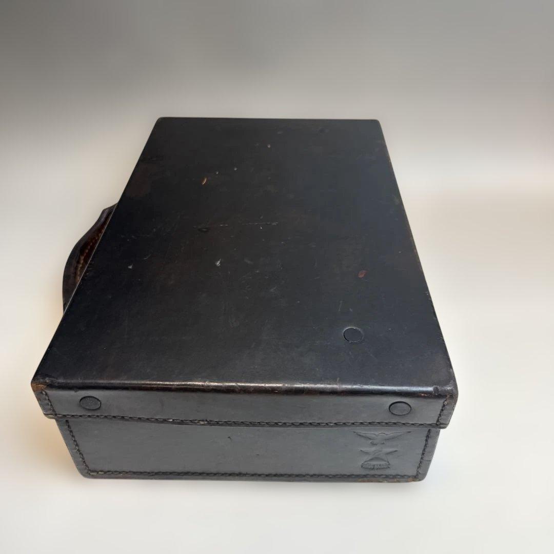 昭和初期のレトロな黒の革製の旅行カバン (※サイズ確認必要です。)