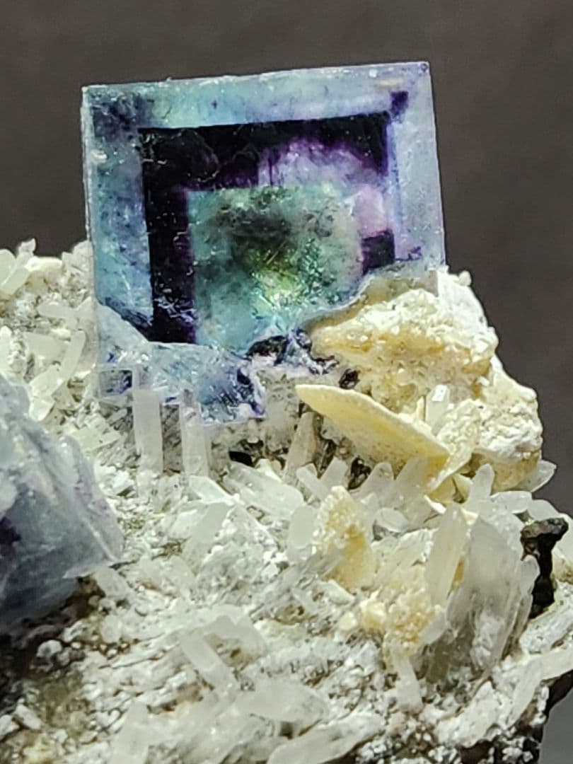 高品質✨美麗ゾーニング フローライト＆ クォーツ＆パイライト共生原石