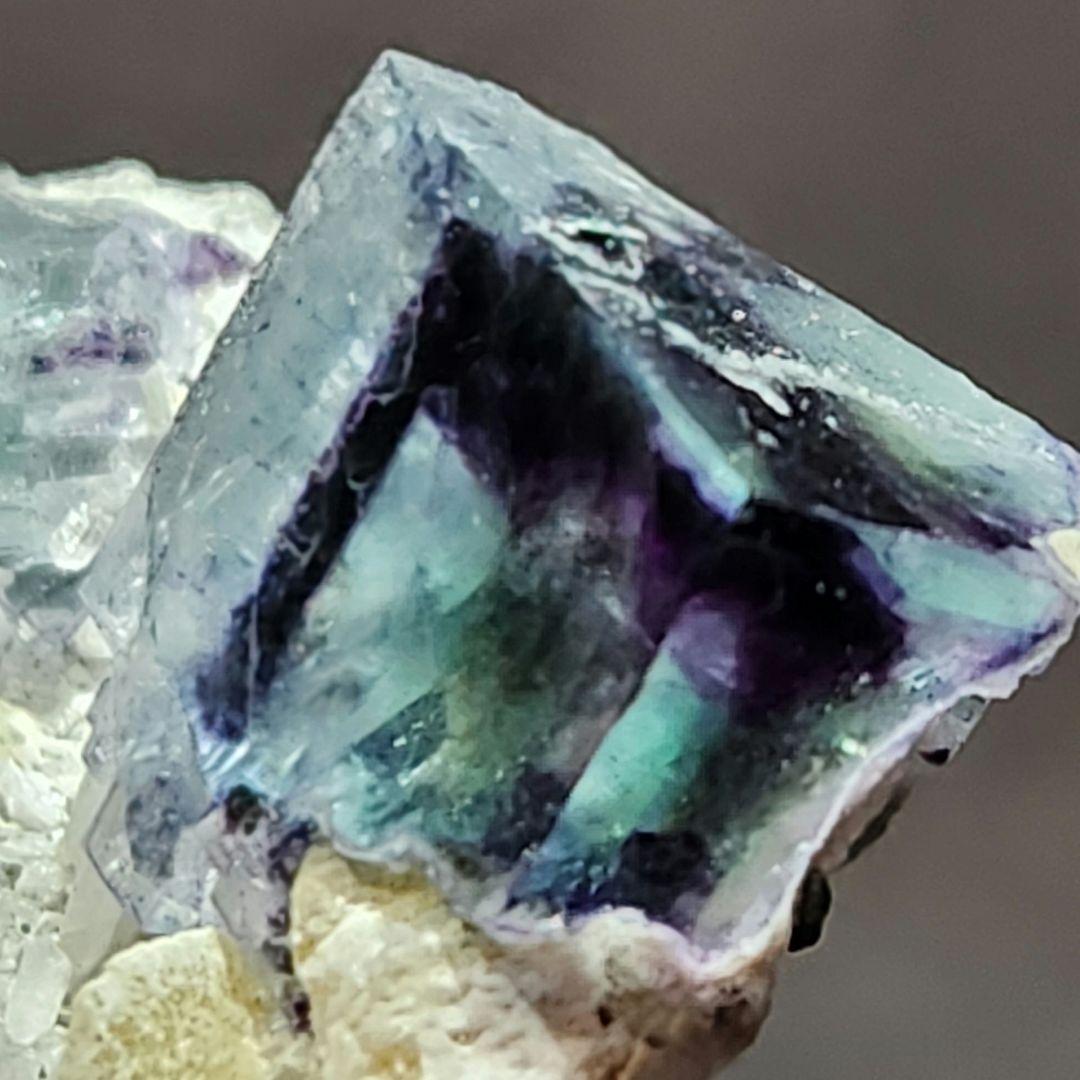 高品質✨美麗ゾーニング フローライト＆ クォーツ＆パイライト共生原石