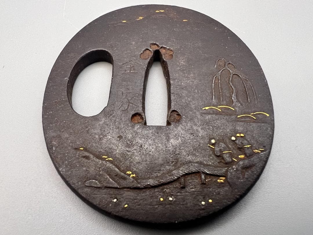 江戸期　小鉄鍔　人物風景図　金銀象嵌　金家在銘　刀装具　重量約52g　専用箱付