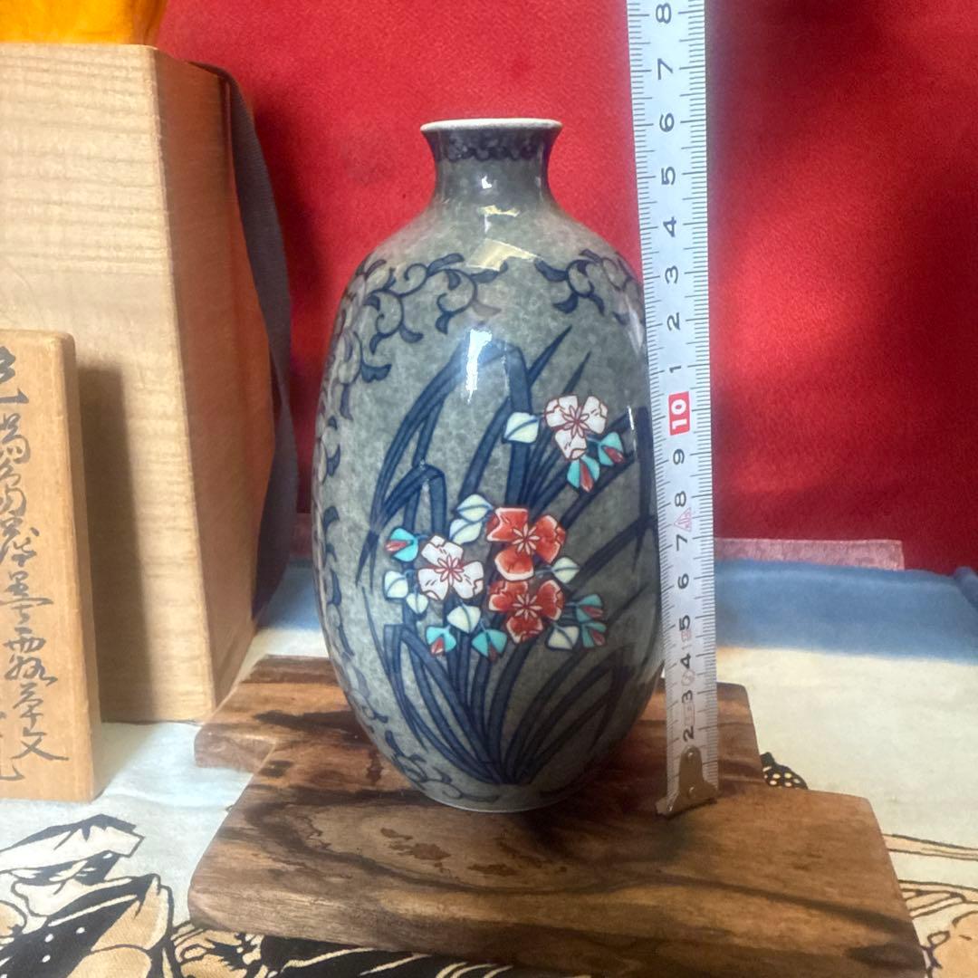 人間国宝13代今右衛門本人作高台彫印色鍋島吹墨薄墨草重ね花文共箱付き