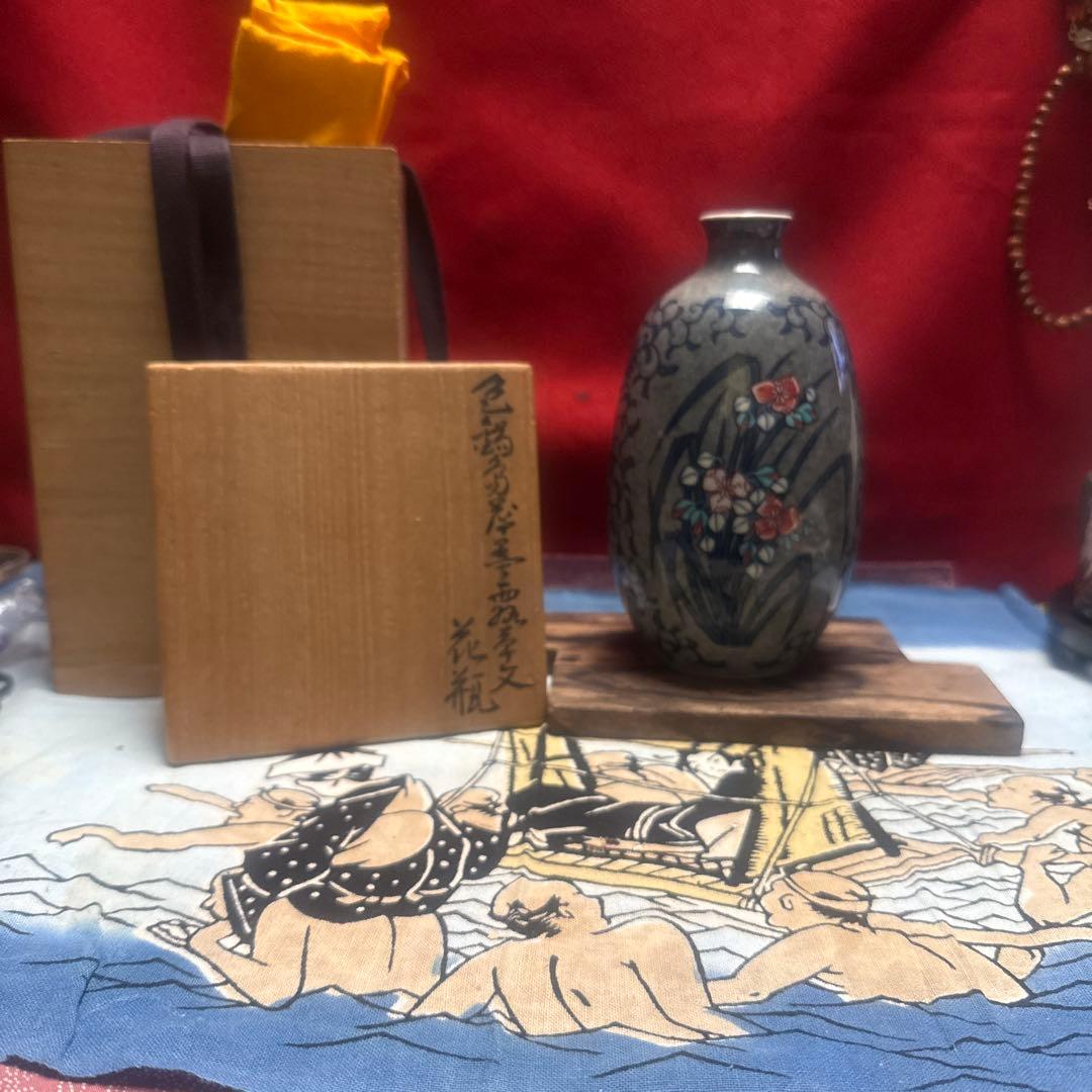 人間国宝13代今右衛門本人作高台彫印色鍋島吹墨薄墨草重ね花文共箱付き