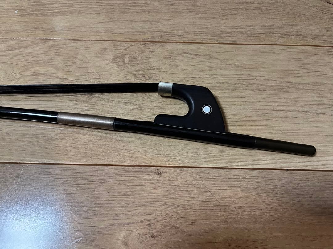 コントラバスカーボン弓　黒毛　ノーブランドケース付