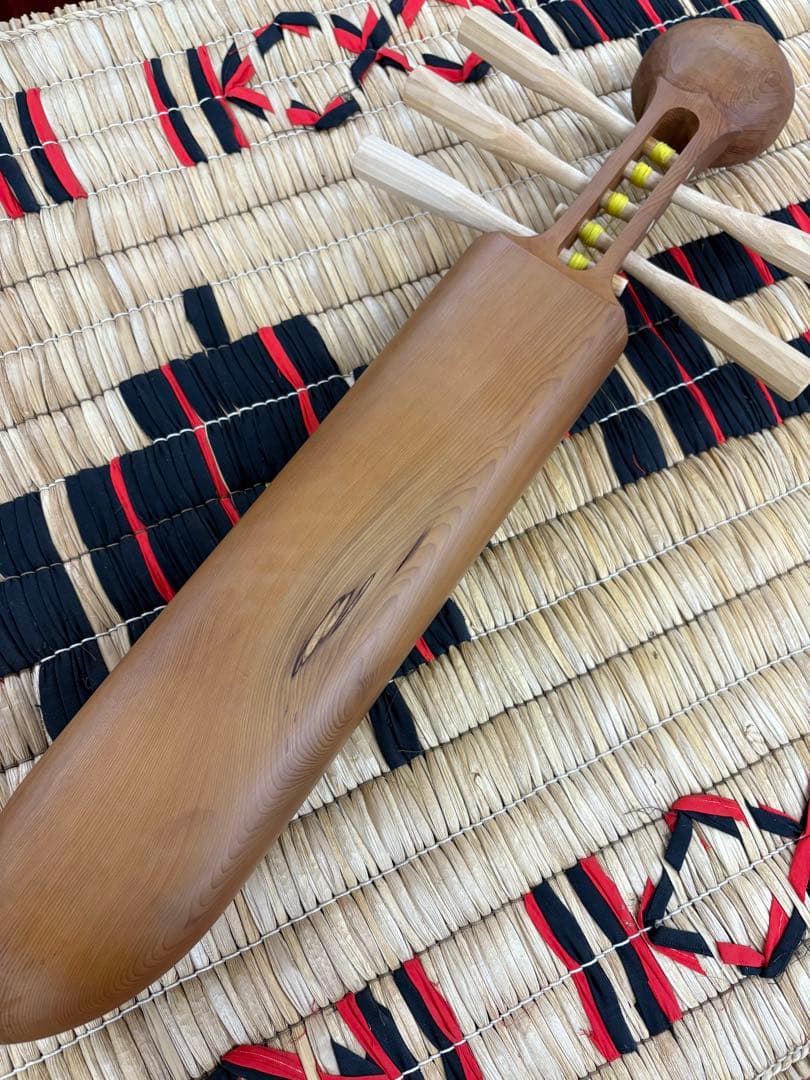 アイヌ　トンコリ　彫刻入　トンコリ工房イノンノ製　三味線弦　美品　五弦琴　古桂材