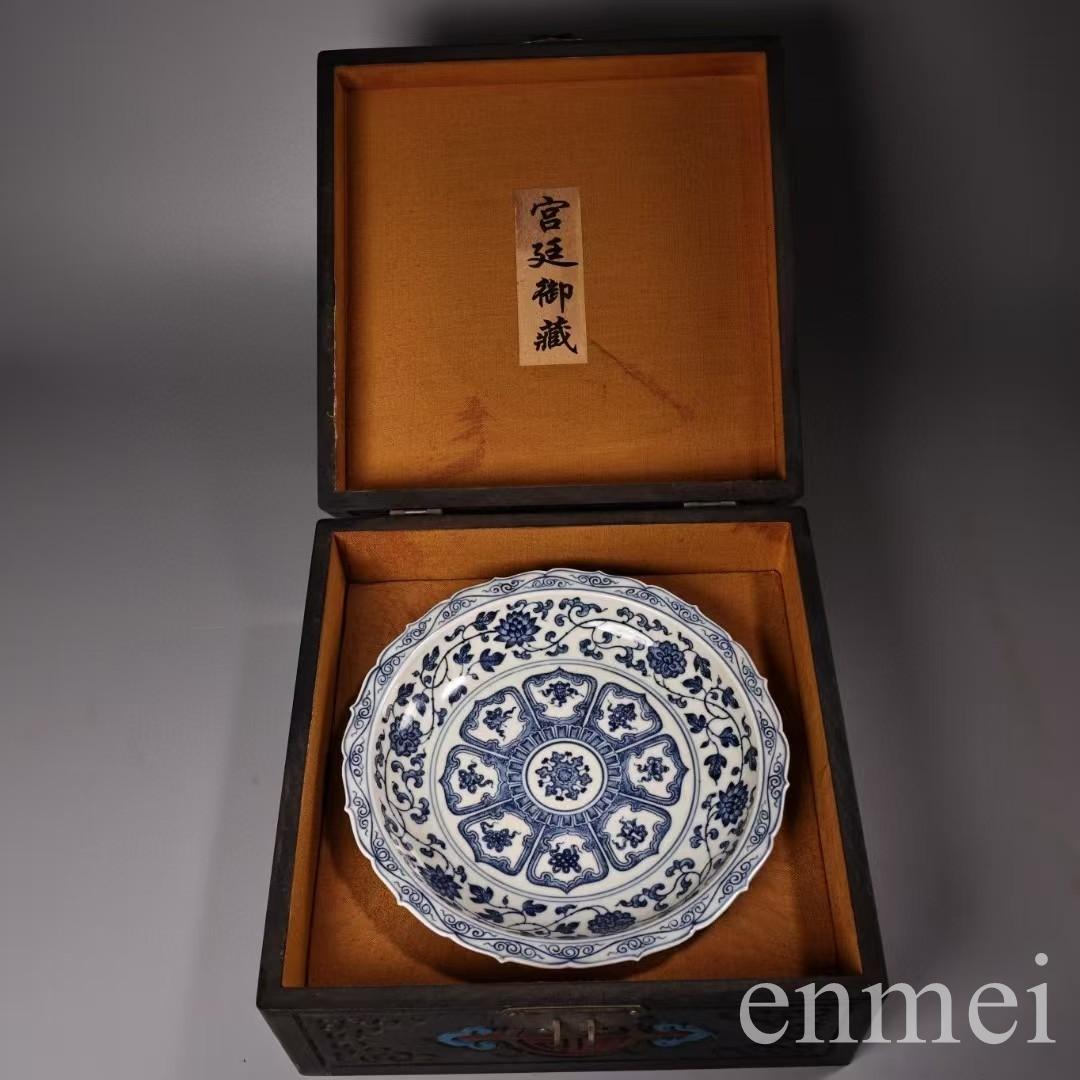 中国古美術・旧蔵磁器・吉祥八宝青花磁器皿・純手描き・文房具・置物・観賞皿・箱付き