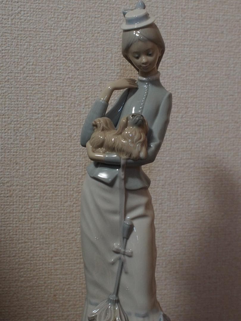 ★LLADRO社　リヤドロ　「仔犬を抱く女性」美品
