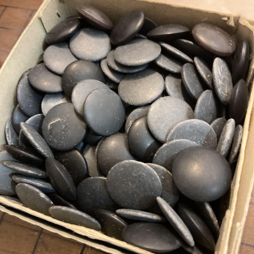 碁石と碁盤です。白い碁石は貝でできている。古いものです。碁盤はヒノキらしいです