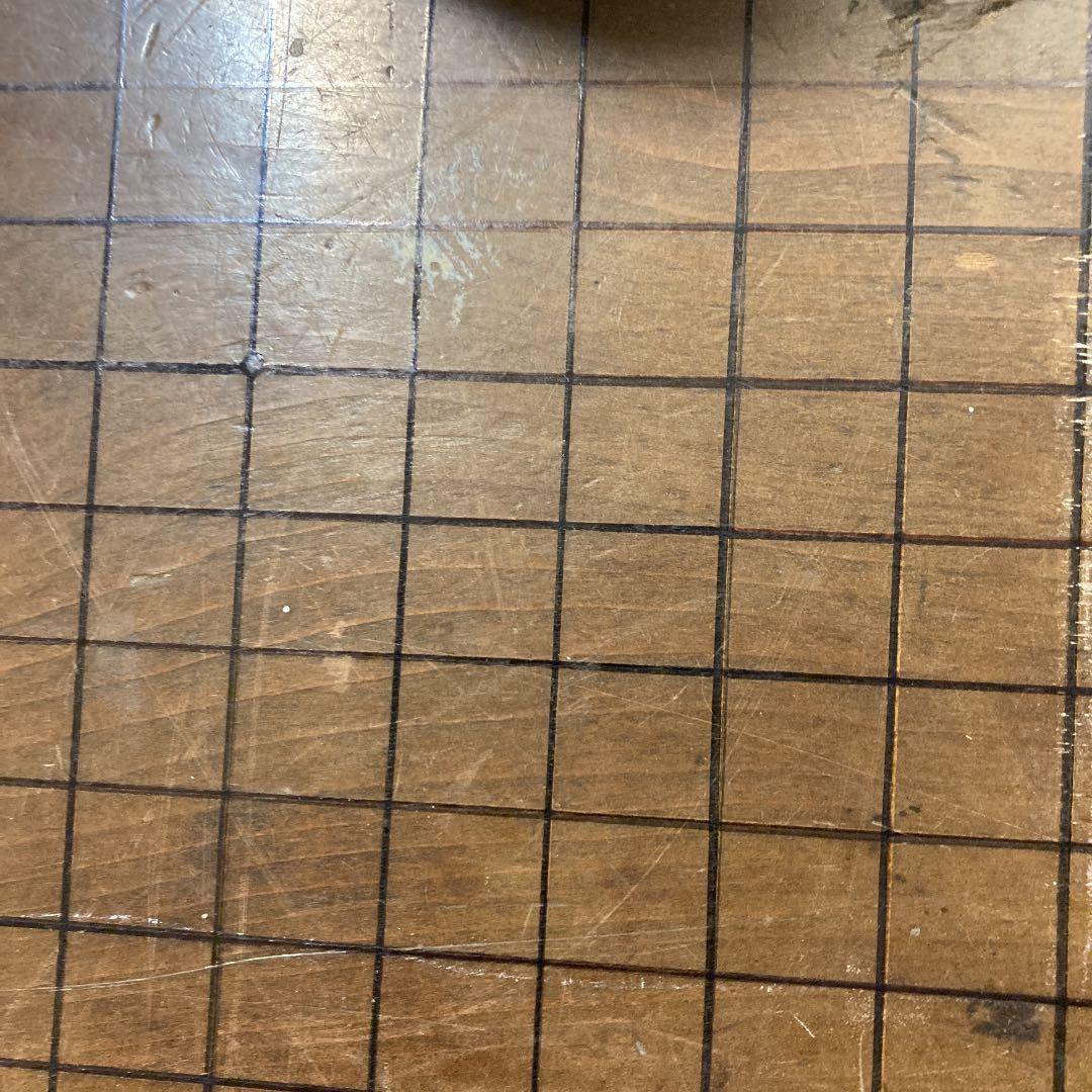 碁石と碁盤です。白い碁石は貝でできている。古いものです。碁盤はヒノキらしいです