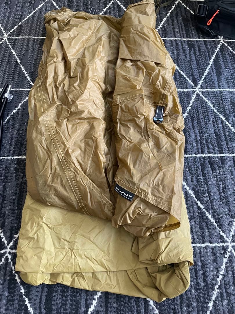 耐水性素材を使用したZerogramの山岳テントポール式設営で簡単に設営可能。