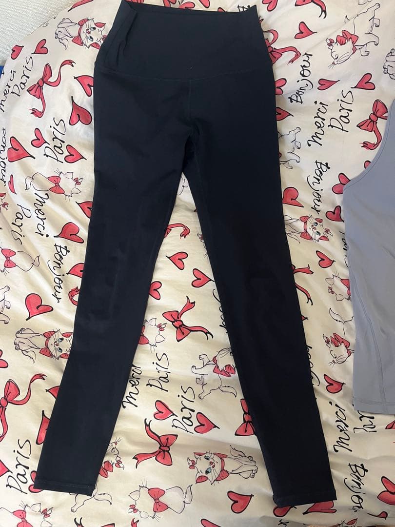 黒レギンスと薄紫タンクトップセット