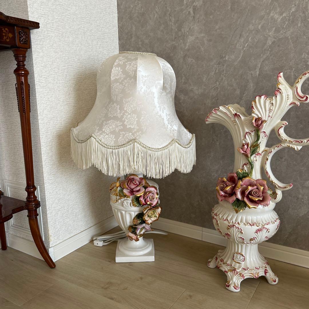 イタリア　カポディモンテ　クラシックフラワーモチーフランプ　フラワーベース
