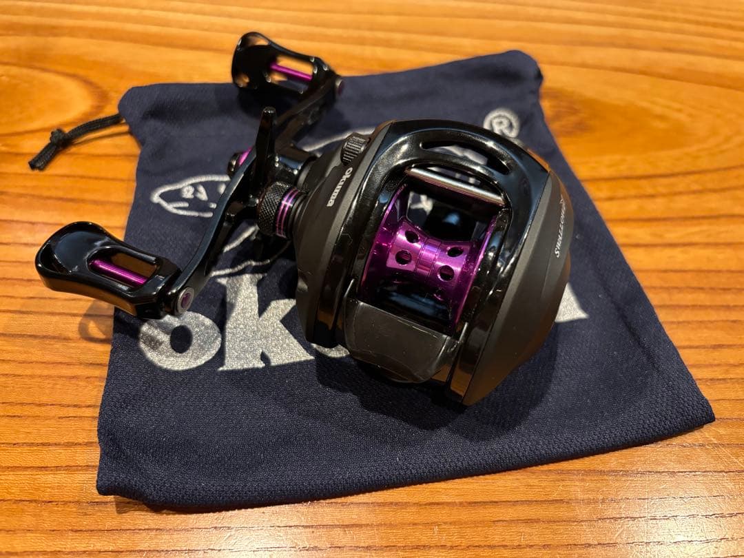 Okuma ベイトリール 黒紫 収納袋付き