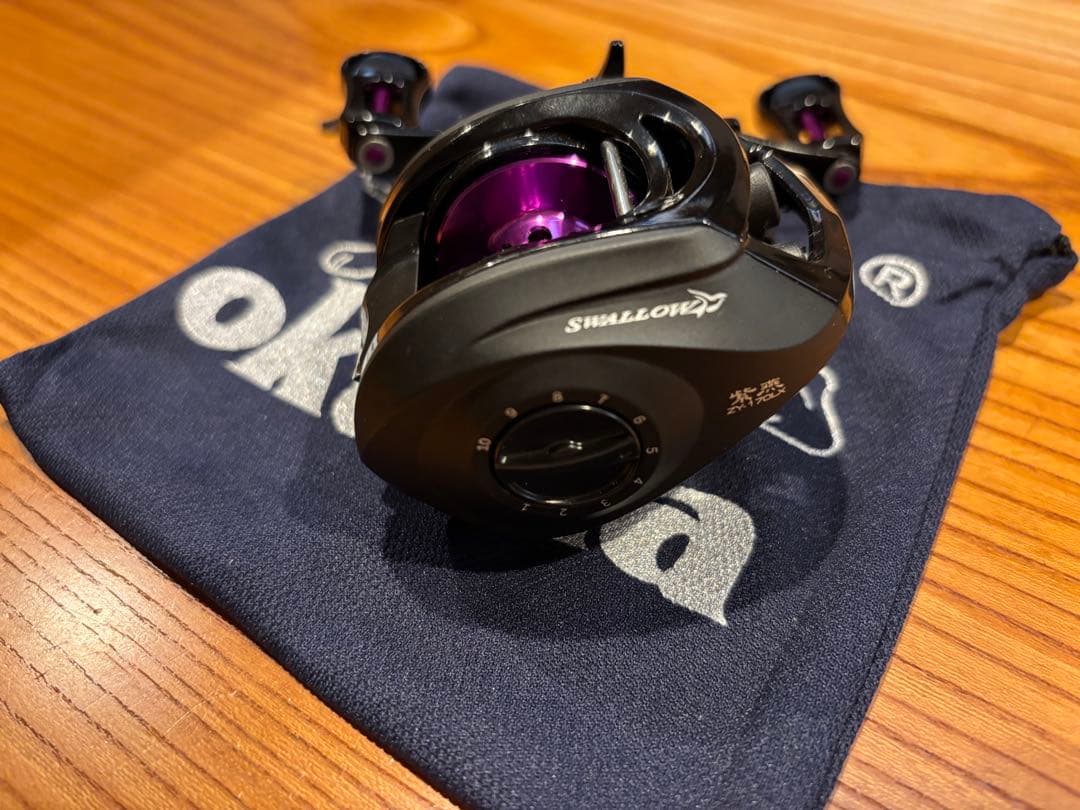 Okuma ベイトリール 黒紫 収納袋付き