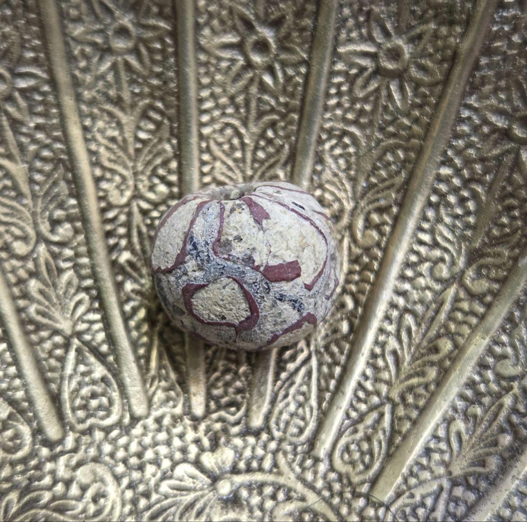 019　蜻蛉玉　古いベージュと赤の模様の球形ビーズ！