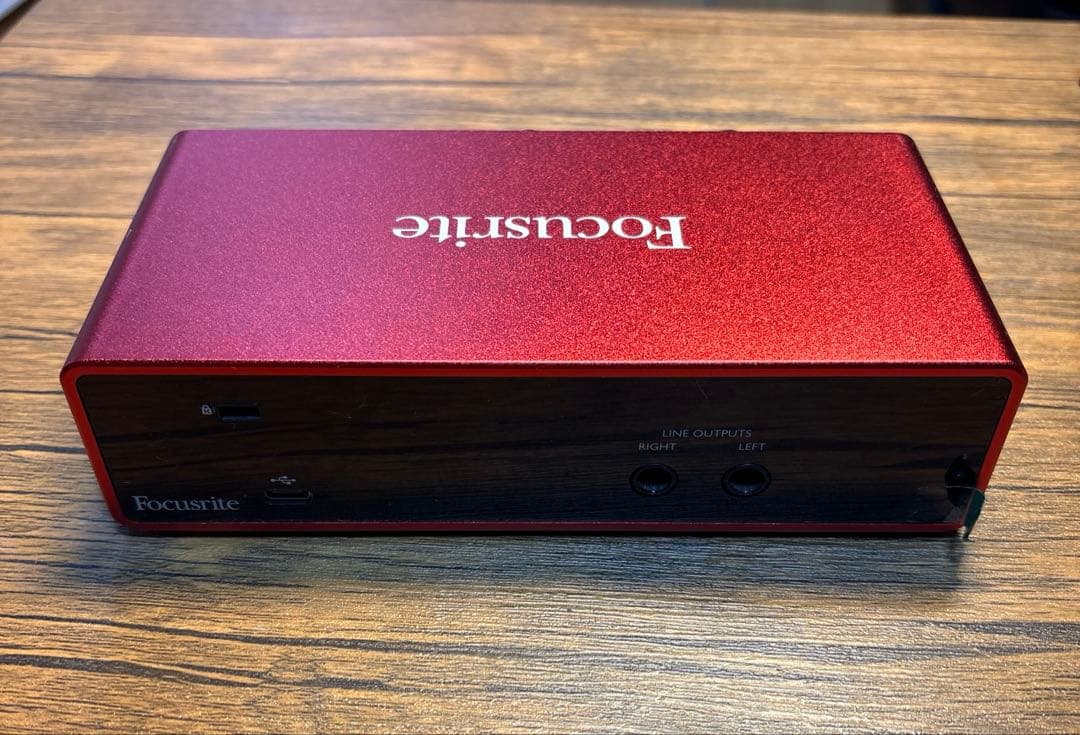 Focusrite Scarlett 2i2 オーディオインターフェイス