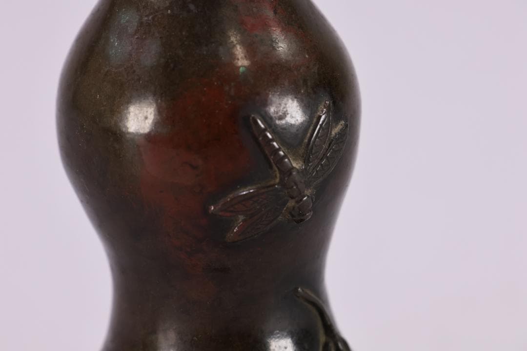 古銅製　赤銅　大明仙徳　瓢箪型　高盛彫刻　蜻蛉蔦紋　置物　一輪挿し　花器　筆立