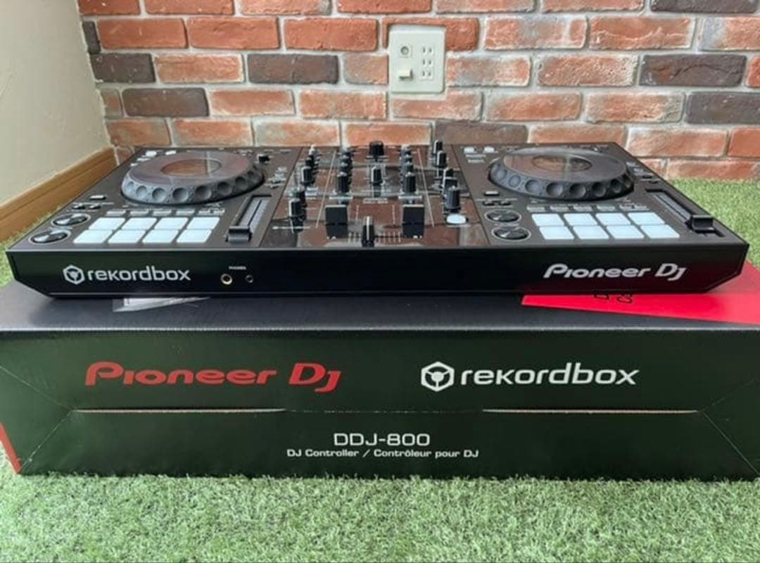PioneerDJ DDJ-800 PCDJコントローラーとODYSSEYケース