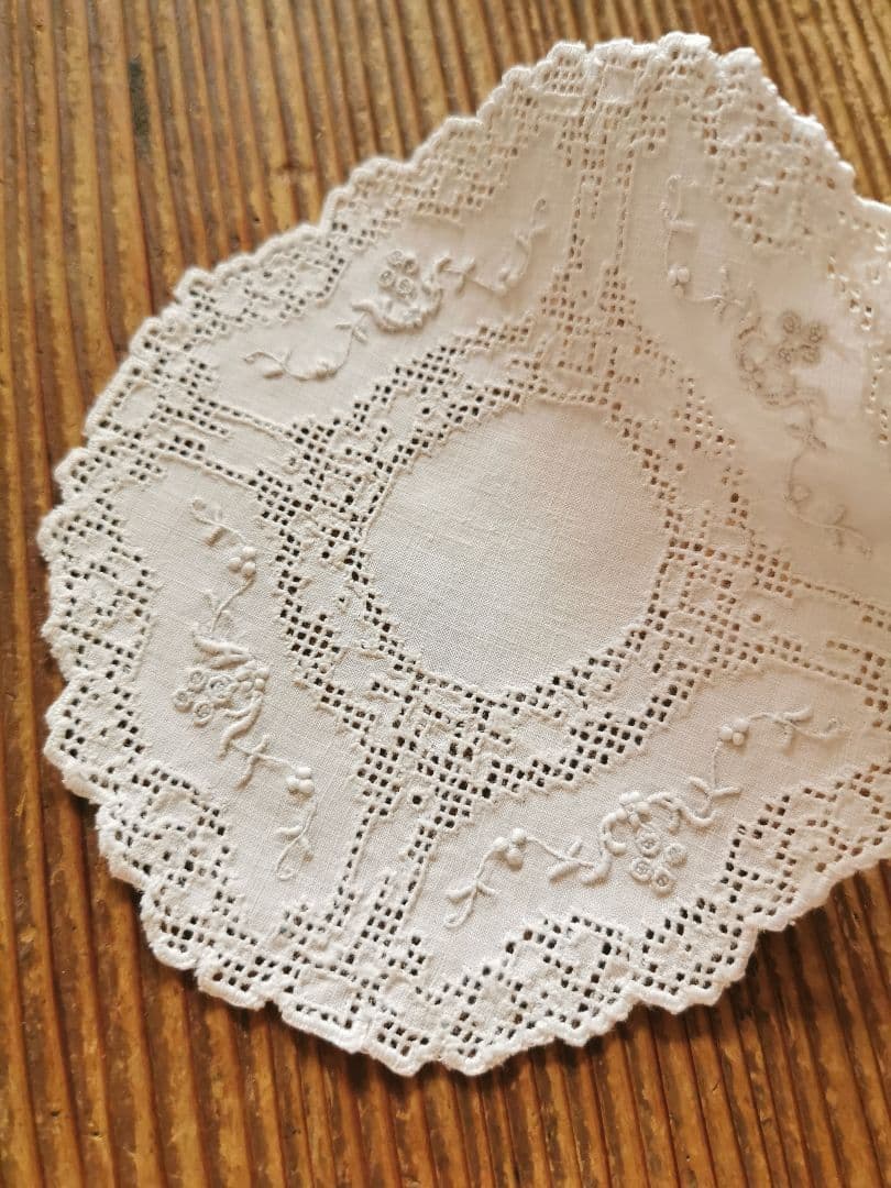 アンティーク アペンツェル小花刺繍 十字架&生物モザイクレース 精緻なドイリー