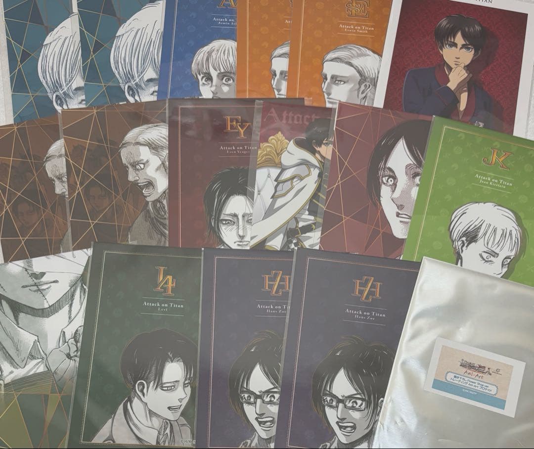 進撃の巨人 グッズ まとめ売り 缶バッジ アクスタ 紙類 200点以上