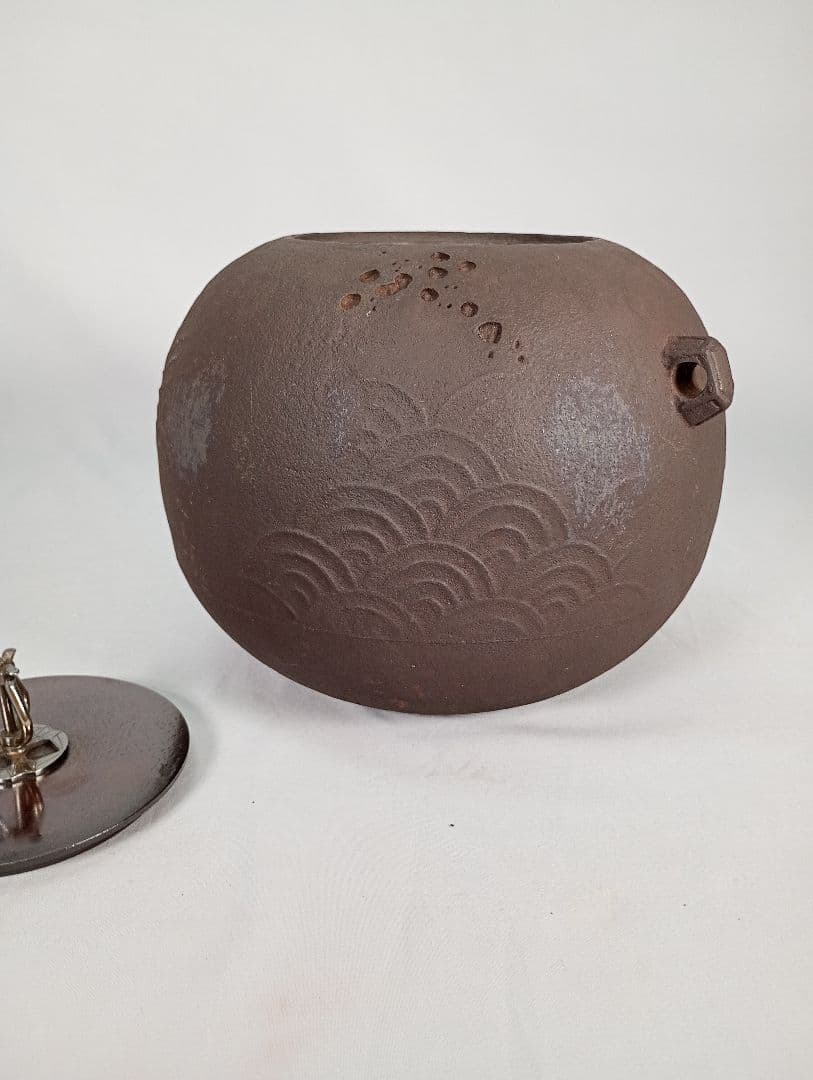 【茶道具】青海波紋様姥口丸釜　南鐐摘み　亀甲鐶付　茶釜　釜368