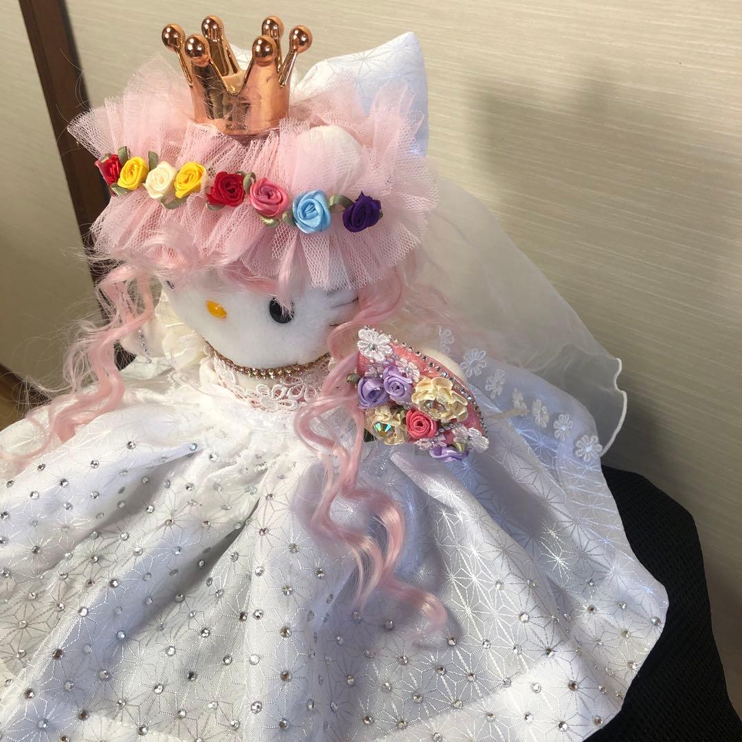 ウェディングドレスを着たハローキティ