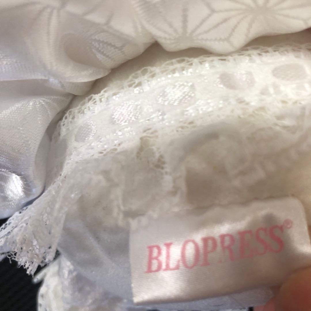 ウェディングドレスを着たハローキティ