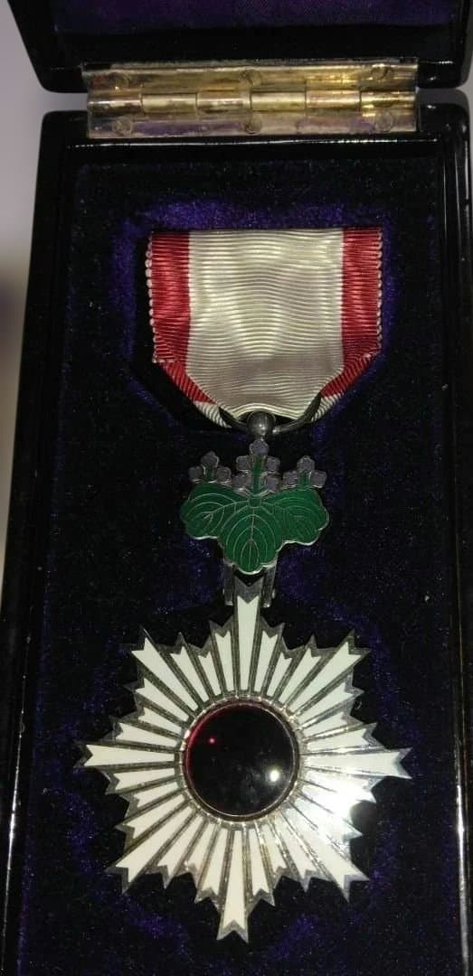 勳六等単光旭日章(略授無し)と警視庁創立100年記念・日本春秋書院同人記章その他