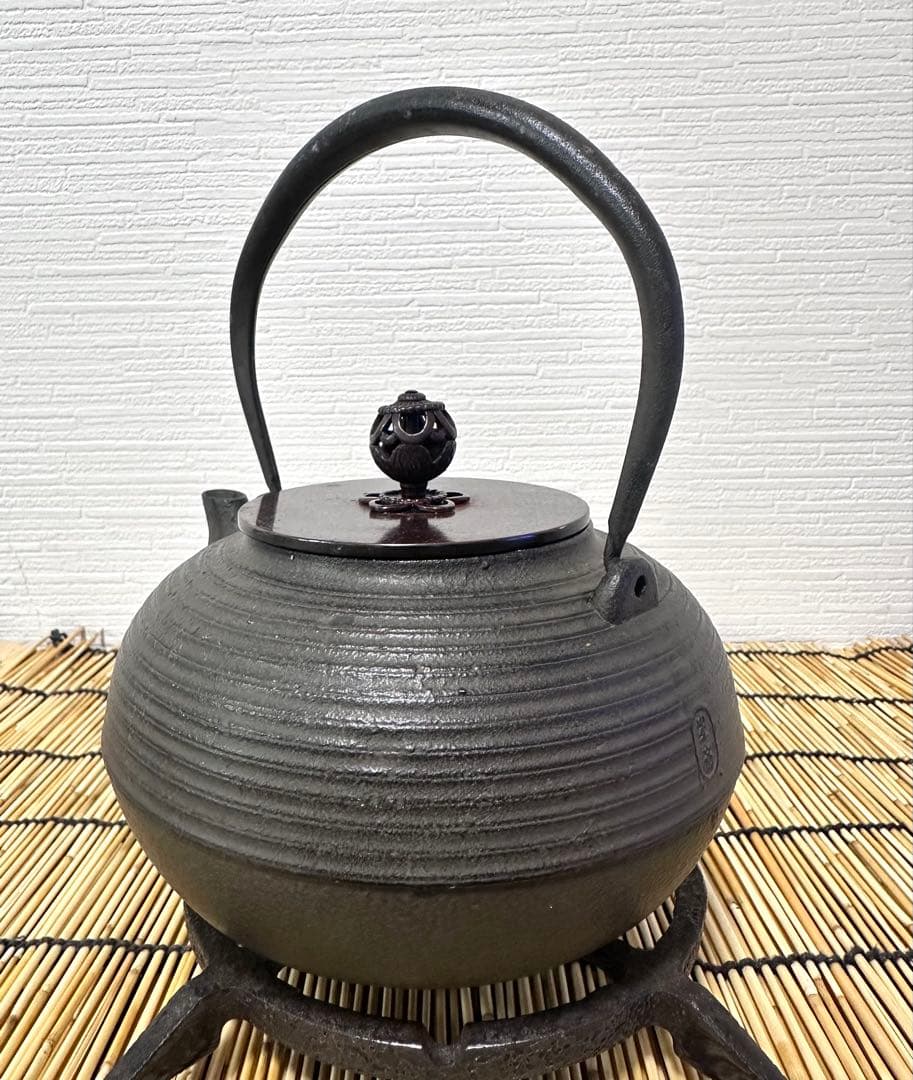 未使用品　南部正晴堂　伊藤 宝斎作 糸目南部形１２型唐金蓋 飾摘　南部鉄瓶