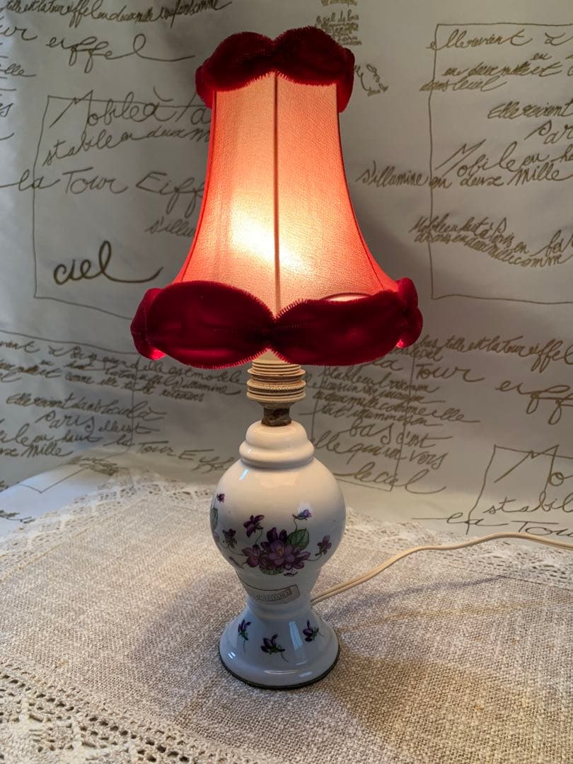 フランス製　アンティーク　スミレ柄の赤いシェードがプードルみたいな可愛いランプ！