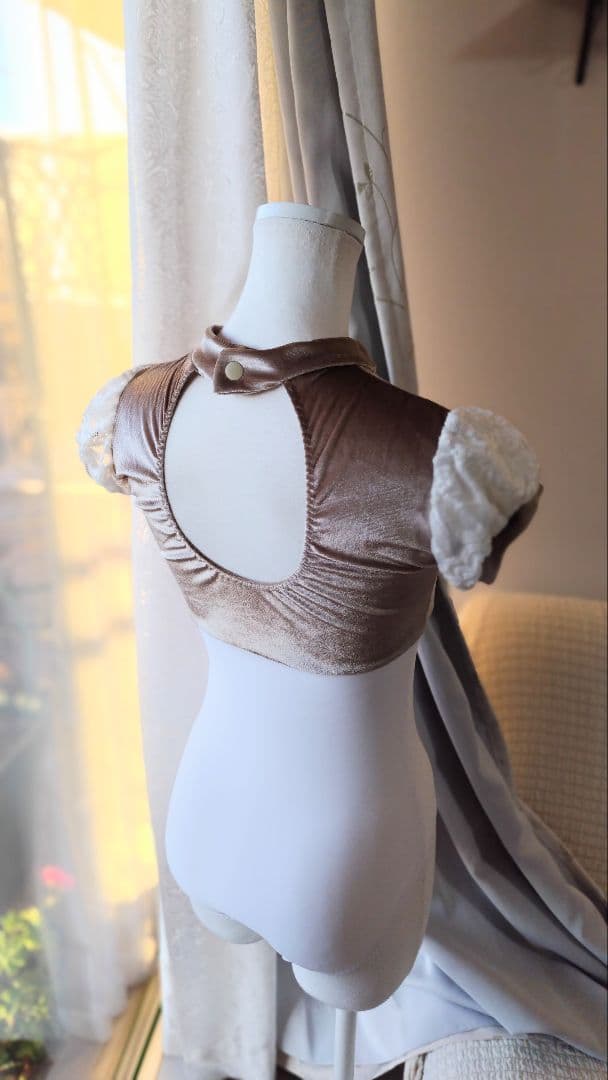 Ｓ～Ｍ／アンティーク風ゴールドベロアとふんわりレース袖チョーカー娘役レオタード