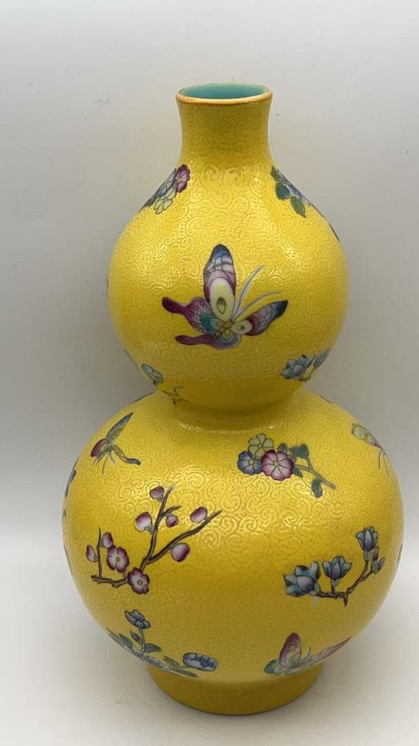 清乾隆時代 【乾隆年製】在銘 琺瑯彩黄地花蝶文葫芦瓶 景徳鎮(Y-2)